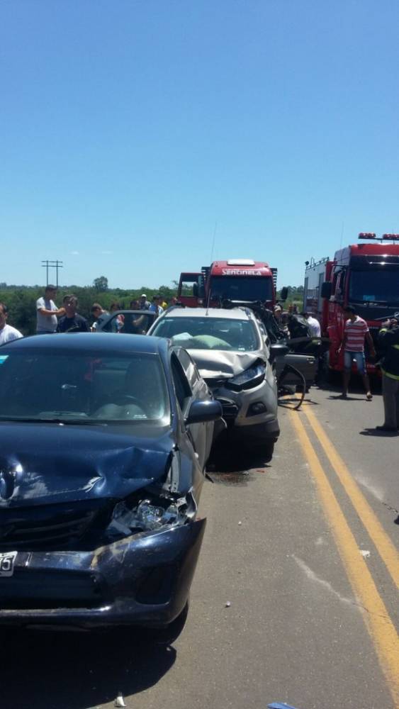 Acidente envolve um caminhão brasileiro e seis carros argentinos na BR 290 - foto 2