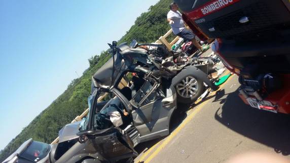Acidente envolve um caminhão brasileiro e seis carros argentinos na BR 290 - foto 3