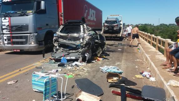 Acidente envolve um caminhão brasileiro e seis carros argentinos na BR 290 - foto 6