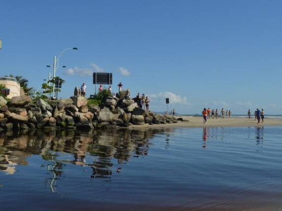 Mesmo após mancha, banhistas nadam na Praia do
Perequê, em SC - foto 2
