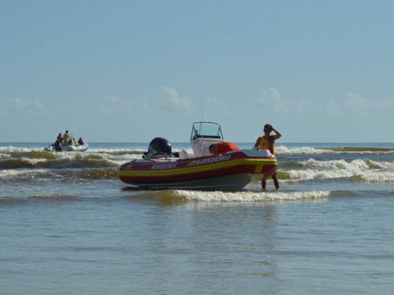 Mesmo após mancha, banhistas nadam na Praia do
Perequê, em SC - foto 3
