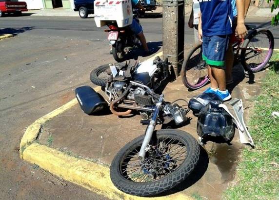 Motociclista fica ferido e moto acaba destruída em acidente - foto 3