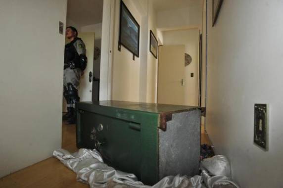 Ladrões se
passam por funcionários dos Correios e fazem cinco pessoas reféns em assalto em Santa Maria - foto 4