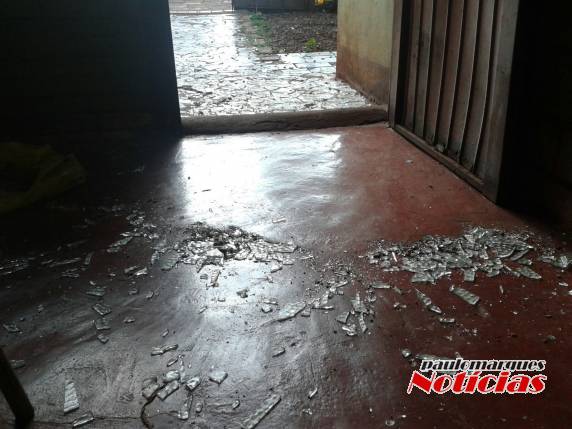 Residência é arrombada e
horas depois teve vidros de porta e janela estourados, em Três de Maio - foto 2