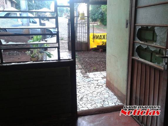 Residência é arrombada e
horas depois teve vidros de porta e janela estourados, em Três de Maio - foto 3