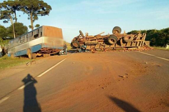 Caminhão estava carregado de maçãs