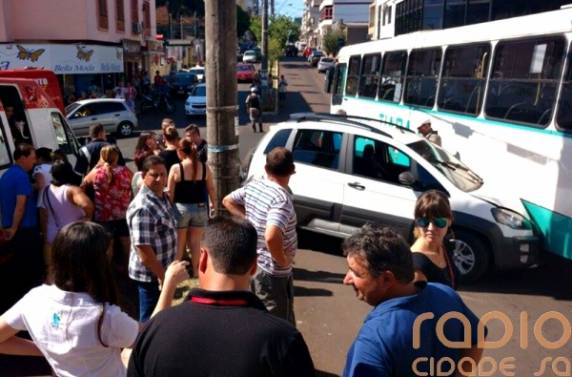 Colisão no centro de Santo Ângelo deixa duas pessoas
feridas - foto 3