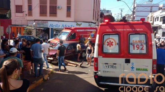 Colisão no centro de Santo Ângelo deixa duas pessoas
feridas - foto 2