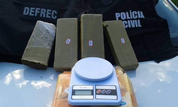 Detento do semiaberto preso em flagrante com 4 quilos
de maconha - foto 3