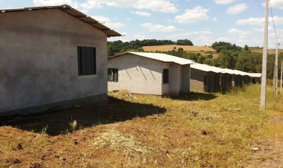 Beneficiados do Minha Casa Minha Vida ocupam casas semiprontas em Horizontina - foto 3