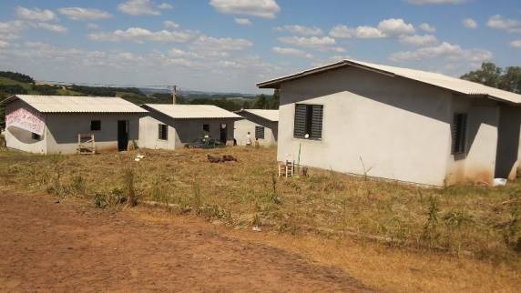 Beneficiados do Minha Casa Minha Vida ocupam casas semiprontas em Horizontina - foto 2