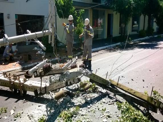Veículo colide em poste e deixa parte da cidade sem luz, em Três Passos - foto 2