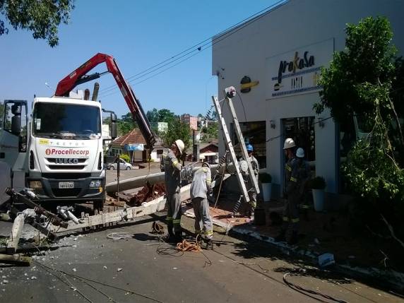 Veículo colide em poste e deixa parte da cidade sem luz, em Três Passos - foto 3