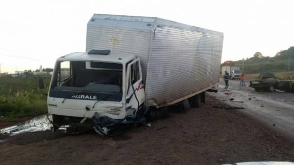 Rapaz morre e dois ficam feridos em acidente na PR 280 - foto 3