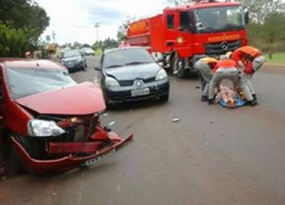 Veículos colidiram no início da tarde desta segunda-feira