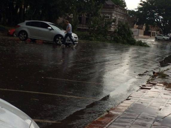 Temporal de menos
de cinco minutos causa estragos em Cruz Alta - foto 2
