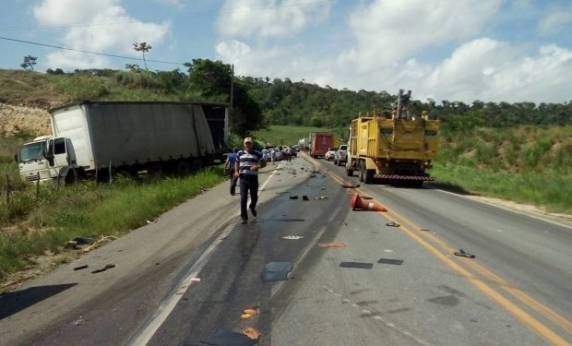 11 veículos foram atingidos por uma carreta