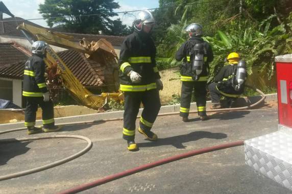 Escavadeira cai de caminhão e atinge casa em Joinville - foto 3