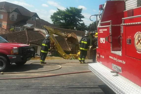 Escavadeira cai de caminhão e atinge casa em Joinville - foto 2