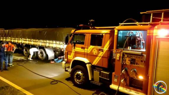 VÍDEO: Fogo em carreta mobiliza Corpo de Bombeiros - foto 3