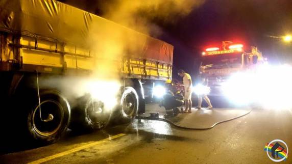 VÍDEO: Fogo em carreta mobiliza Corpo de Bombeiros - foto 2