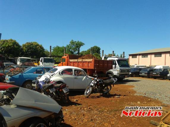 Caminhão da
prefeitura de Três de Maio é guinchado por irregularidade - foto 3