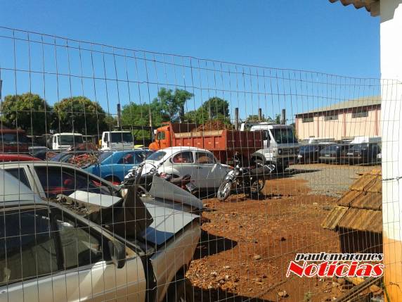 Caminhão da
prefeitura de Três de Maio é guinchado por irregularidade - foto 2