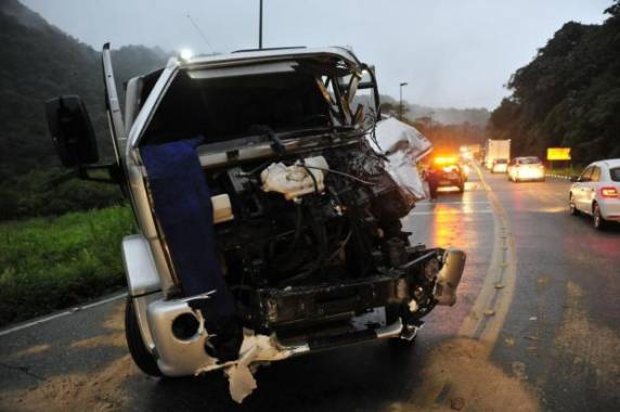 Colisão no km 16 da rodovia causou congestionamento de aproximadamente três quilômetros