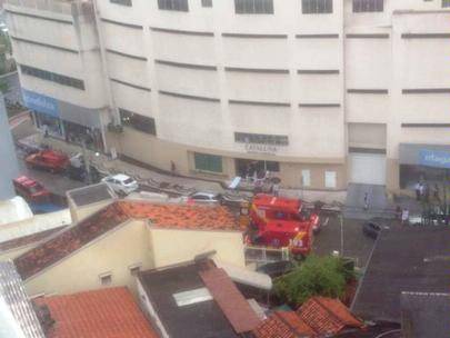 Duas pessoas foram levadas para o 

hospital após queda até o térreo