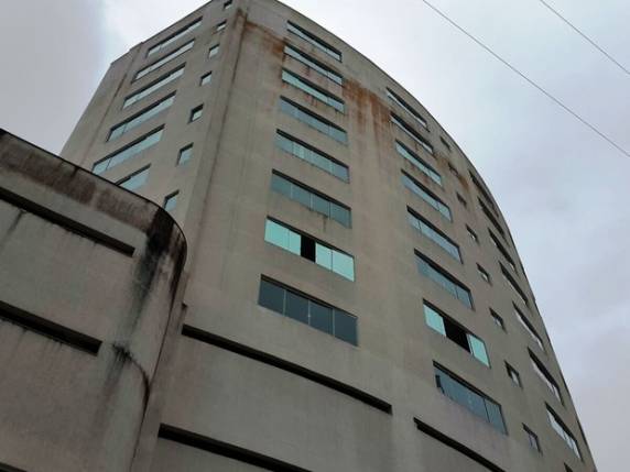 Duas pessoas foram levadas para o 

hospital após queda até o térreo