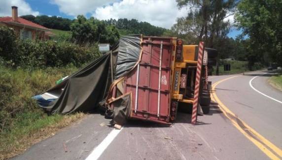 Carga do veículo caiu sobre a lateral da rodovia, no km 105