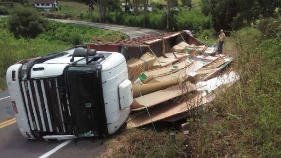 Carga do veículo caiu sobre a lateral da rodovia, no km 105