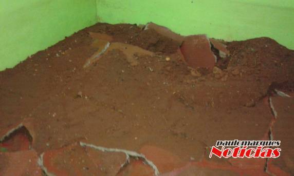 Tubulação de esgoto estoura e compromete estrutura de uma
casa no bairro Oriental; VEJA VÍDEO - foto 2