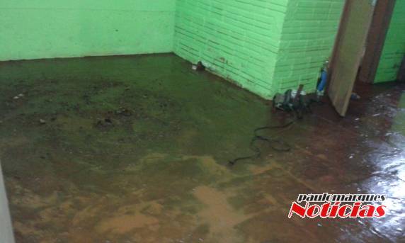 Tubulação de esgoto estoura e compromete estrutura de uma
casa no bairro Oriental; VEJA VÍDEO - foto 5