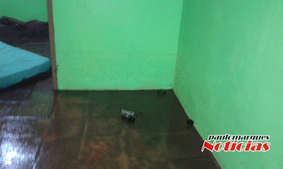 Tubulação de esgoto estoura e compromete estrutura de uma
casa no bairro Oriental; VEJA VÍDEO - foto 4