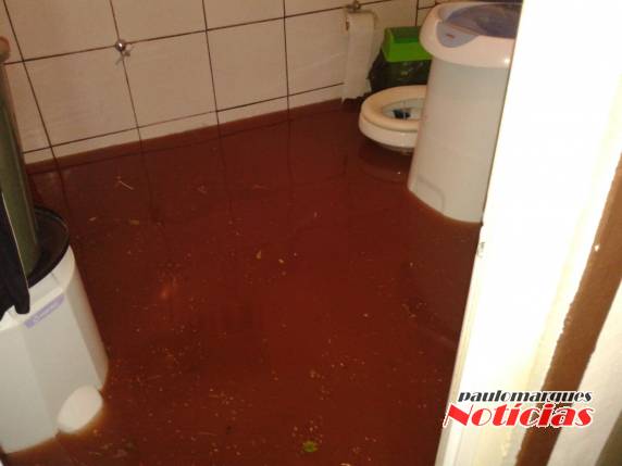 Moradores tiveram os móveis todos molhados