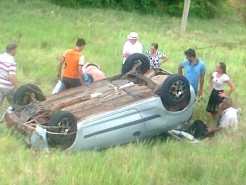Três feridos vítima de uma capotagem de
veículo no interior de Crissiumal - foto 4