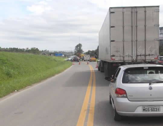 Acidente na BR-101 em Joinville deixa 4
feridos e 2 crianças mortas - foto 3