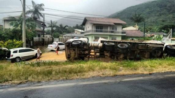 Carreta tomba na BR 101 em Itapema - foto 3
