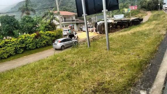 Carreta tomba na BR 101 em Itapema - foto 5