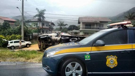 Carreta tomba na BR 101 em Itapema - foto 4