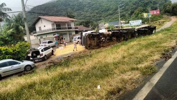 Carreta tomba na BR 101 em Itapema - foto 2