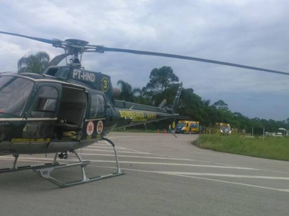 Carro com 5 pessoas da mesma família saiu da pista e bateu em árvore