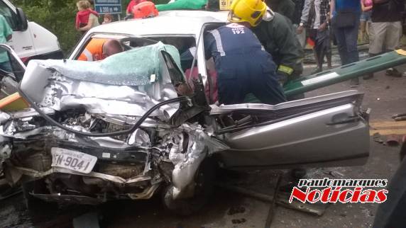 Motorista de um automóvel ficou preso as ferragens do veículo