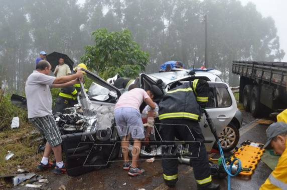 Três pessoas ficam feridas em grave acidente na 282 em Cordilheira Alta, SC - foto 2