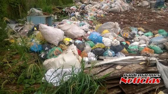 Acumulo de lixo serve para criadouro de bichos segundo 

os denunciantes 