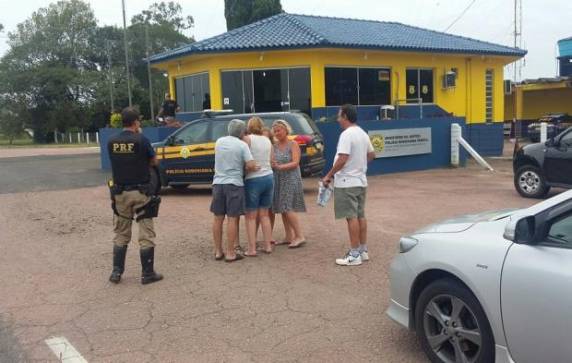 Pais retornaram após 

cerca de meia hora para buscar a jovem