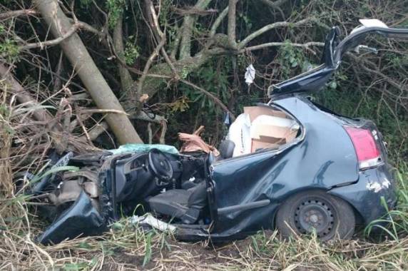 Carro ficou 

destruído com a colisão