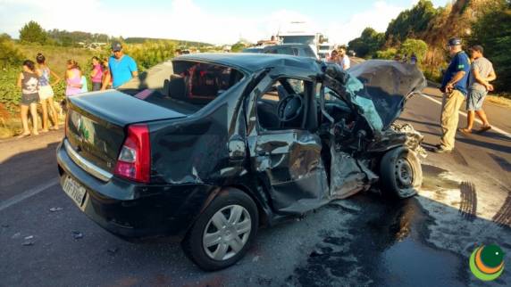 Grave
acidente deixa dois feridos na BR 285 em Passo Fundo - foto 4