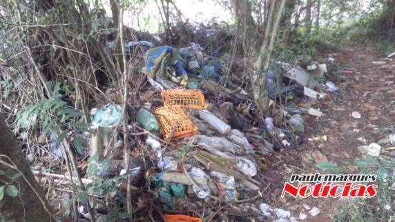 Moradores do
bairro Carolina pedem providências com lixo clandestino - foto 2
